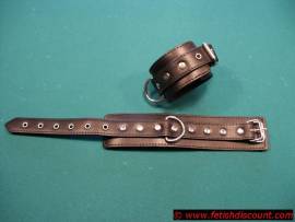 Leder Handfesseln / leather wrist cuffs - Bild vergr��ern 