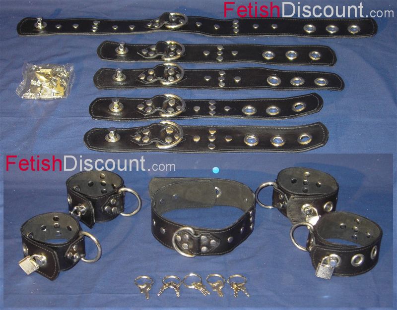 Abschliebare Fufesseln aus Leder / Lockable ancle cuffs